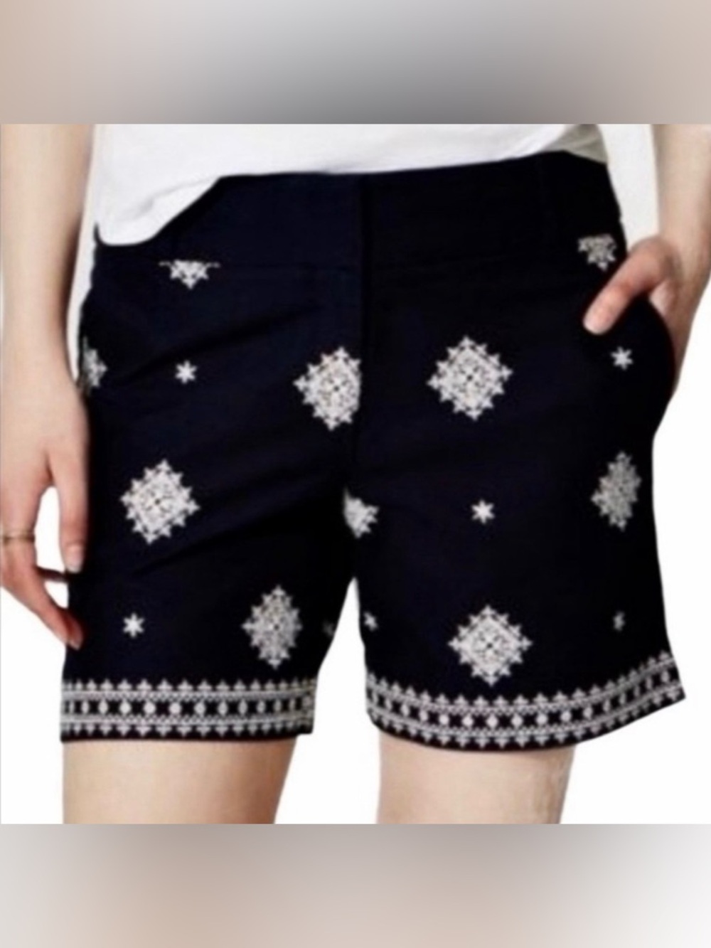 LOFT Riviera navy blue & white embroidered shorts size 4